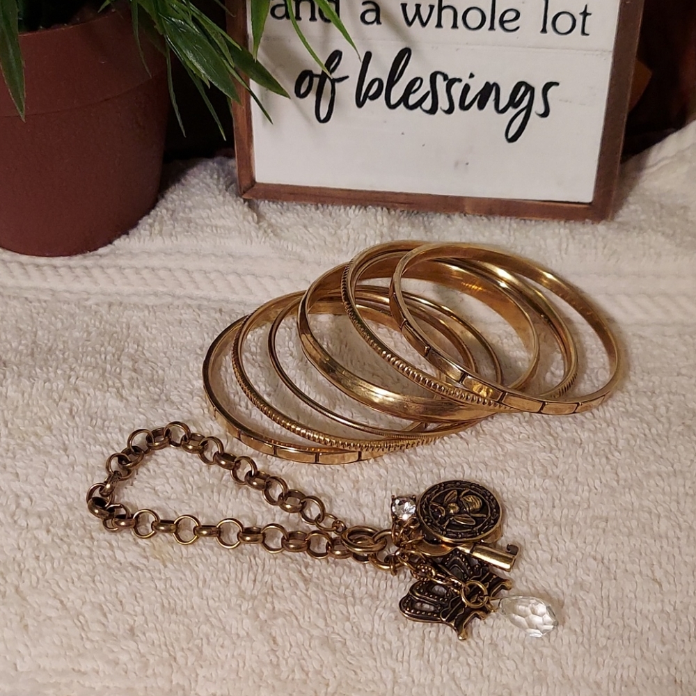 Mud pie bracelet ( 8 pieces)